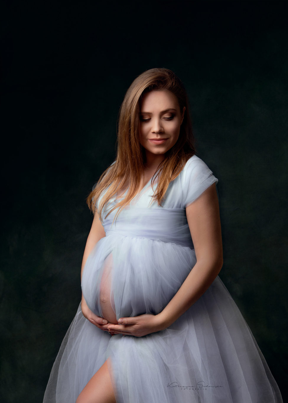 zdjęcie ciążowe w sukni tiulowej