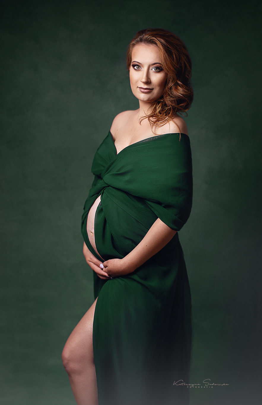 fotografia ciążowa w zieleni