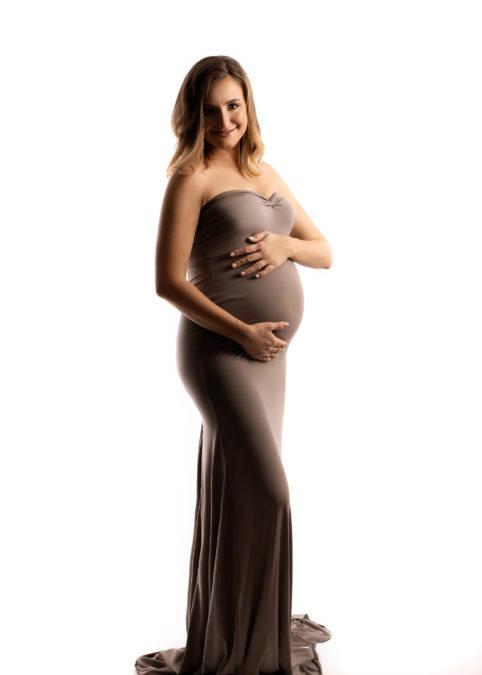 fotografia-ciążowa-w-beżowej-długiej-sukni