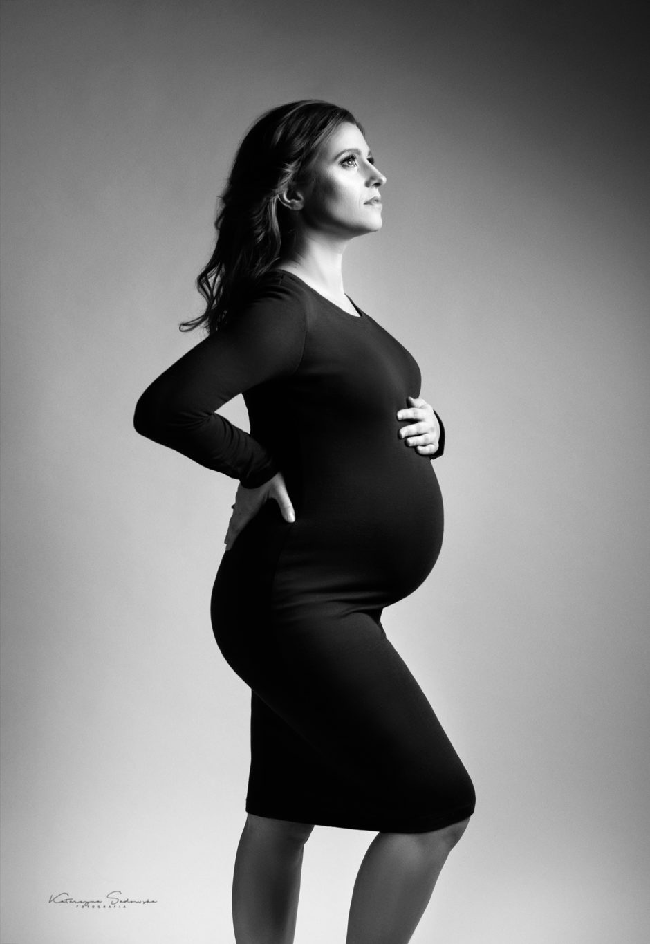 fotografia-ciążowa-w-czarnej-sukience