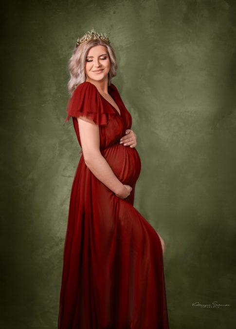 fotografia-ciążowa-w-czerwonej-tiulowej-sukni