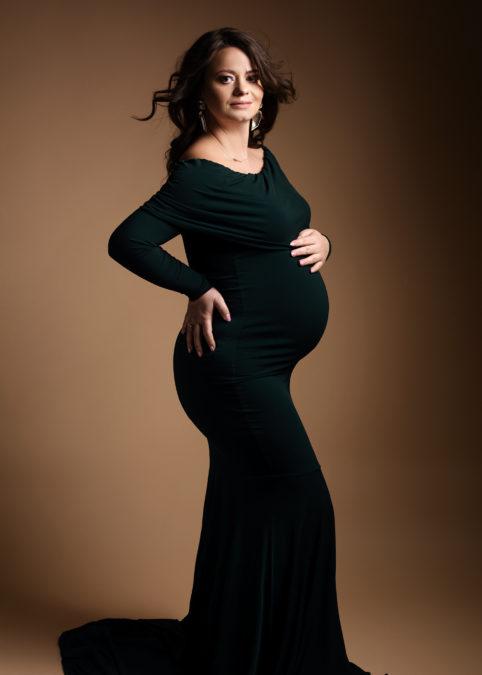 fotografia-ciążowa-w-długiej-dopasowanej-sukni