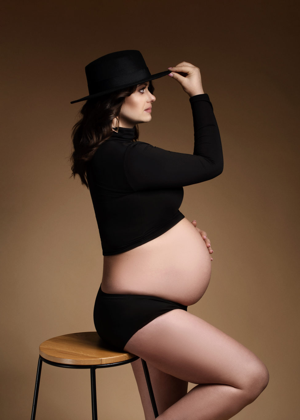 fotografia-ciążowa-w-krótkiej-bluzce-i-kapeluszu