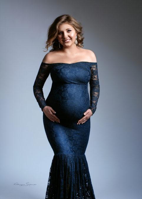 fotografia-ciążowa-w-niebieskiej-koronkowej-sukni
