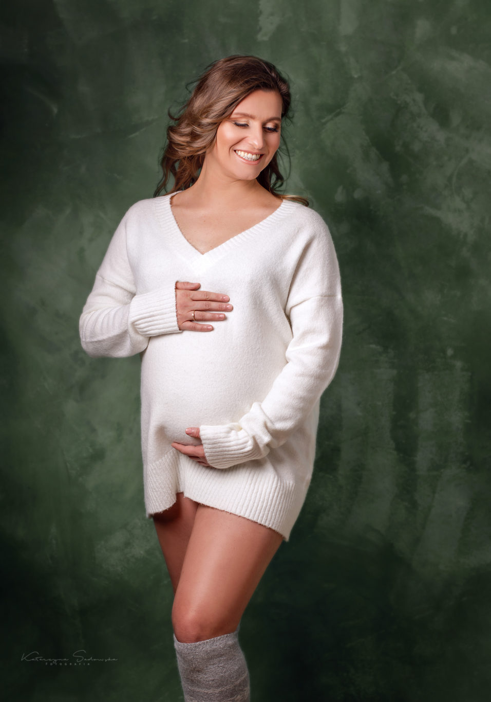 sesja-ciążowa-w-białym sweterku