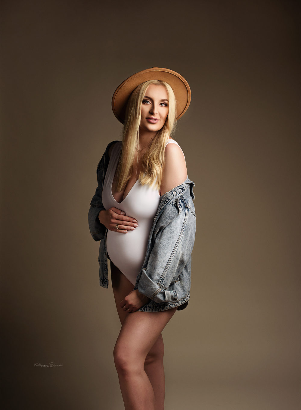 fotografia-ciążowa-w-kapeluszu